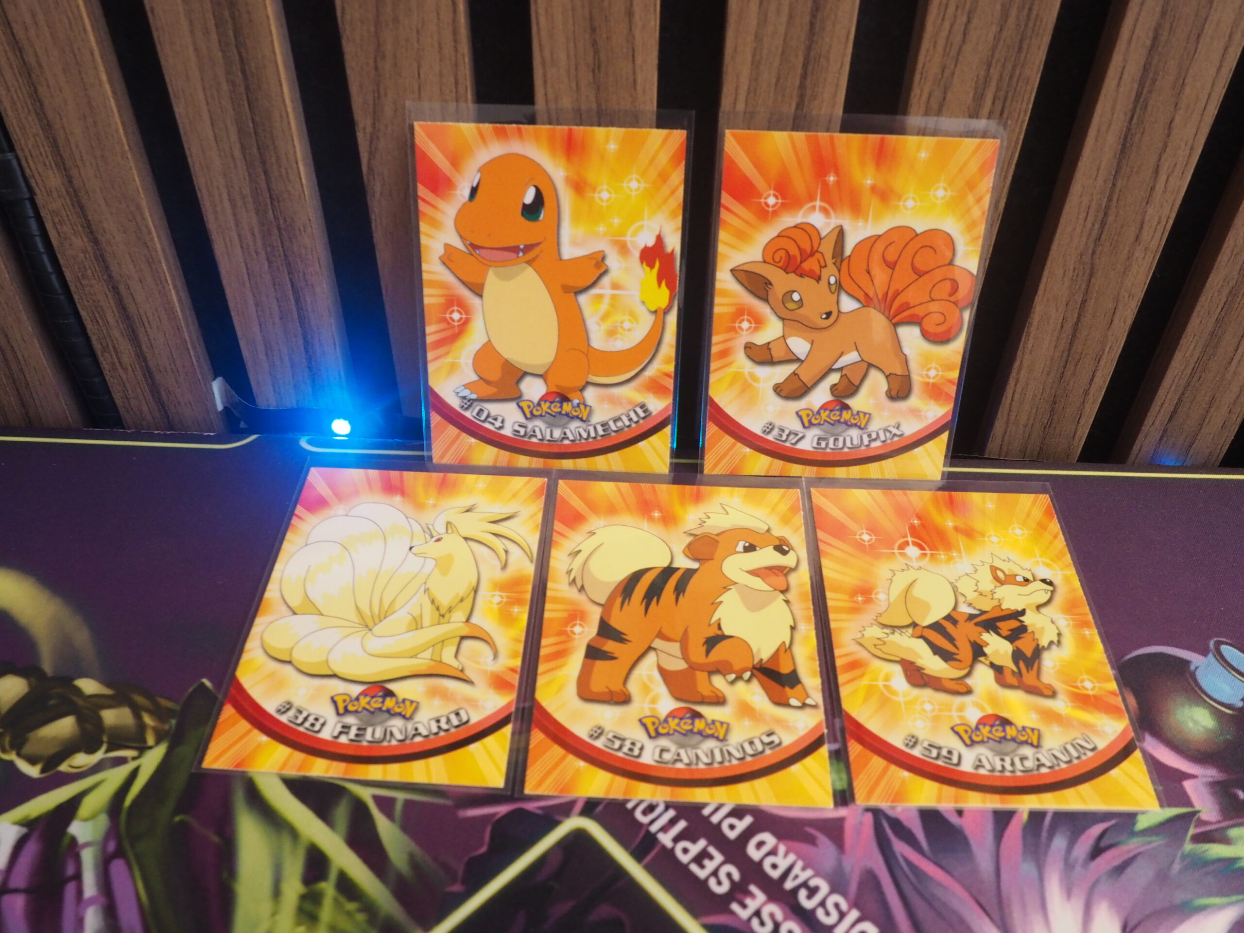 Pack Cartes Pokemon Topps 1999 Feu Salamèche VF Pack cartes pokemon topps 1999 serie 1 vf logo bleu feu salameche arcanin feunard